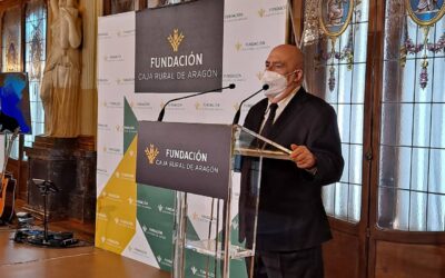 Angel Guinda recibió el homenaje de la Asociación de Escritores en Caja Rural de Aragón