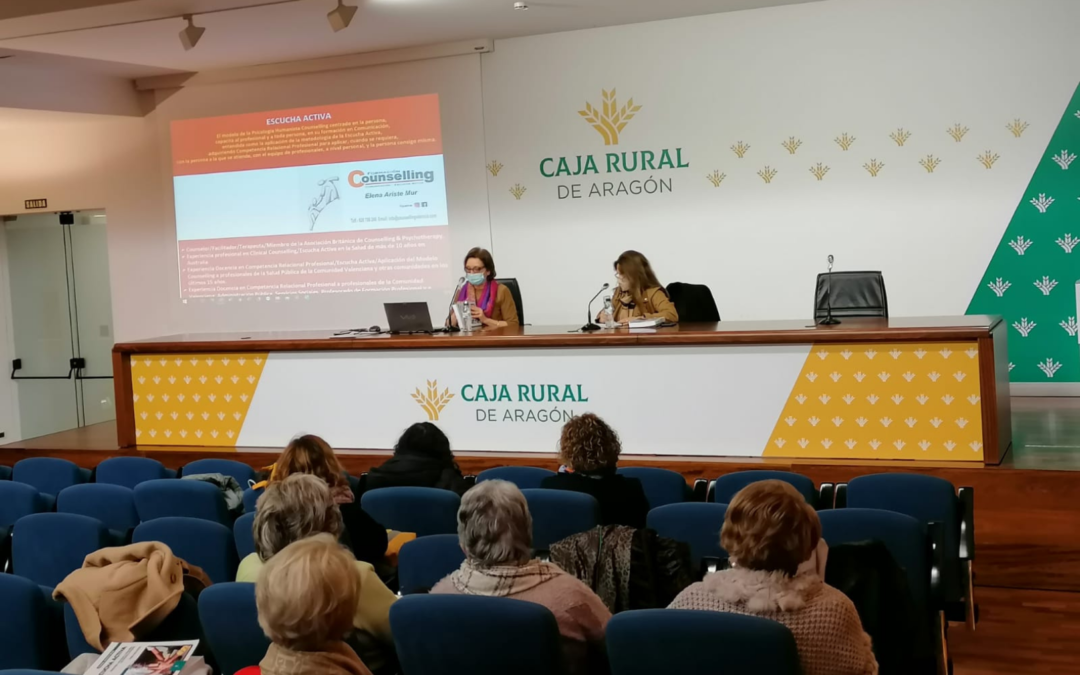 Elena Ariste presentó en Caja Rural de Aragón su libro Escucha Activa