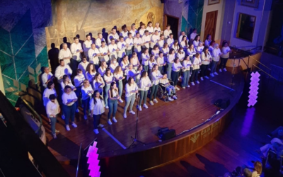 El coro inclusivo Cantatutti llenó el Salón de Actos de Caja Rural de Aragón