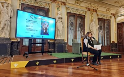 Gioconda Belli llena el Salón de Columnas del Edificio Caja Rural de Aragón